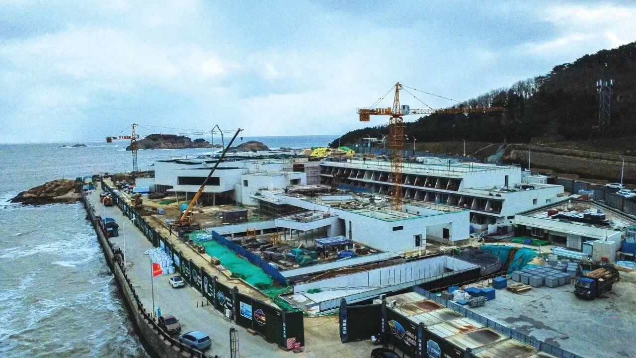 Coastal white concrete construction-Weihai Banyue Bay