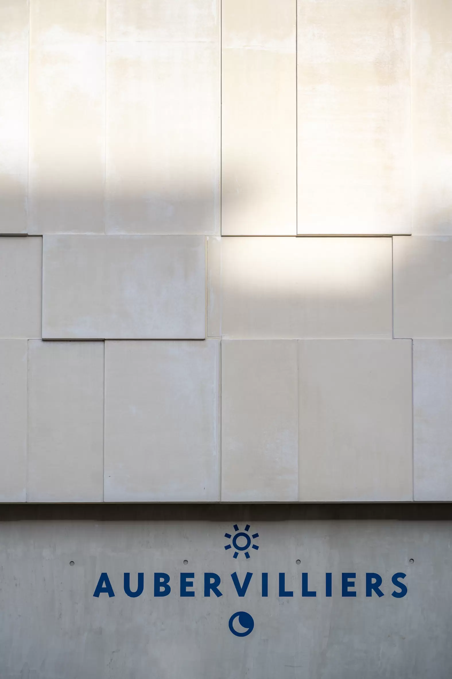 The tonality of the façade recalls the color of light natural stone. [©ACPresse]