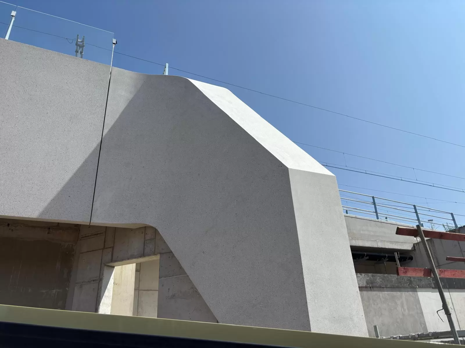 Mechelen Station project using D-Carb lower carbon white cement