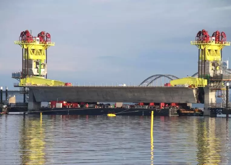 For specific parts of the bridge – including sections of the bridge girders – AALBORG WHITE® was applied.