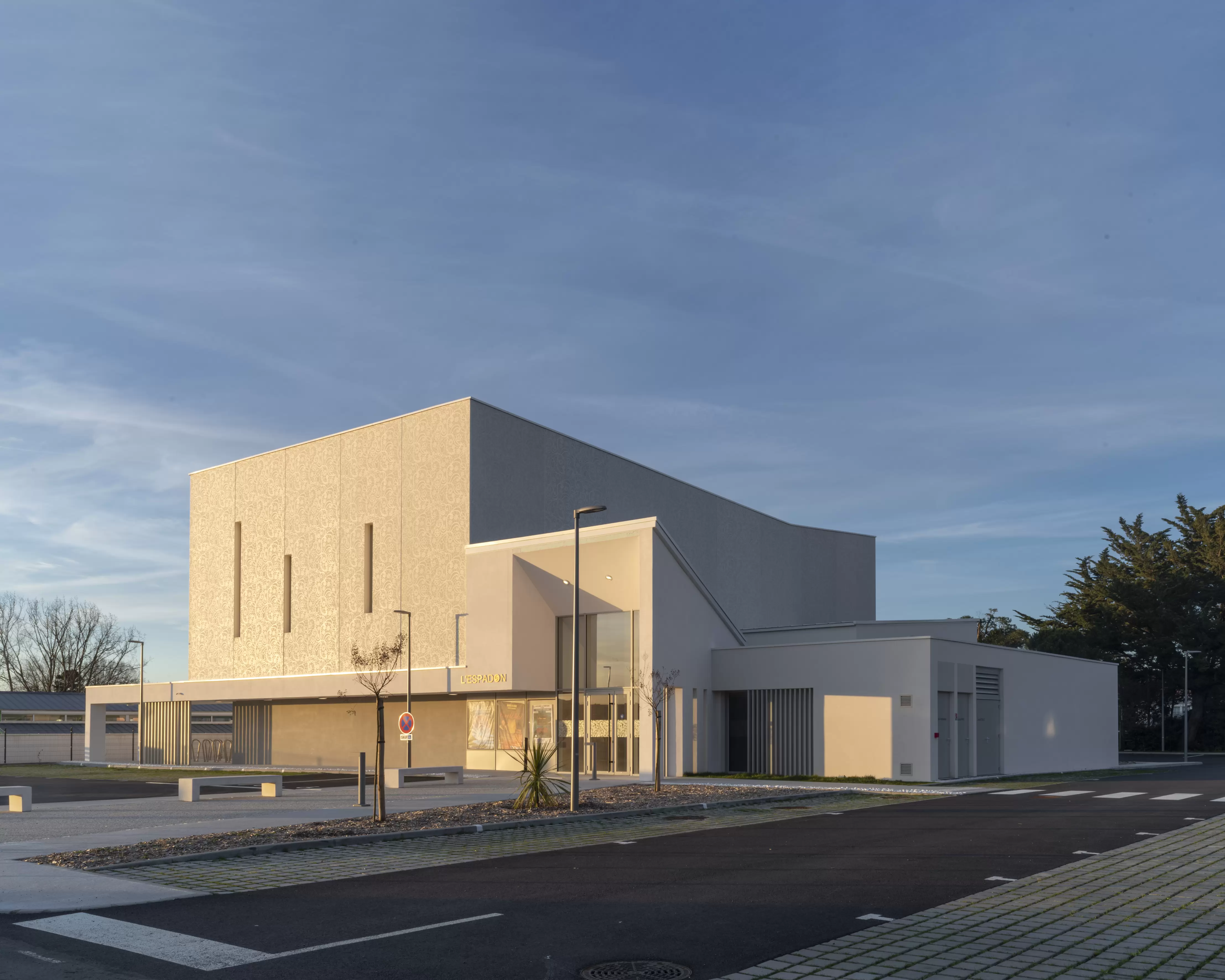 screen-printing and white concrete