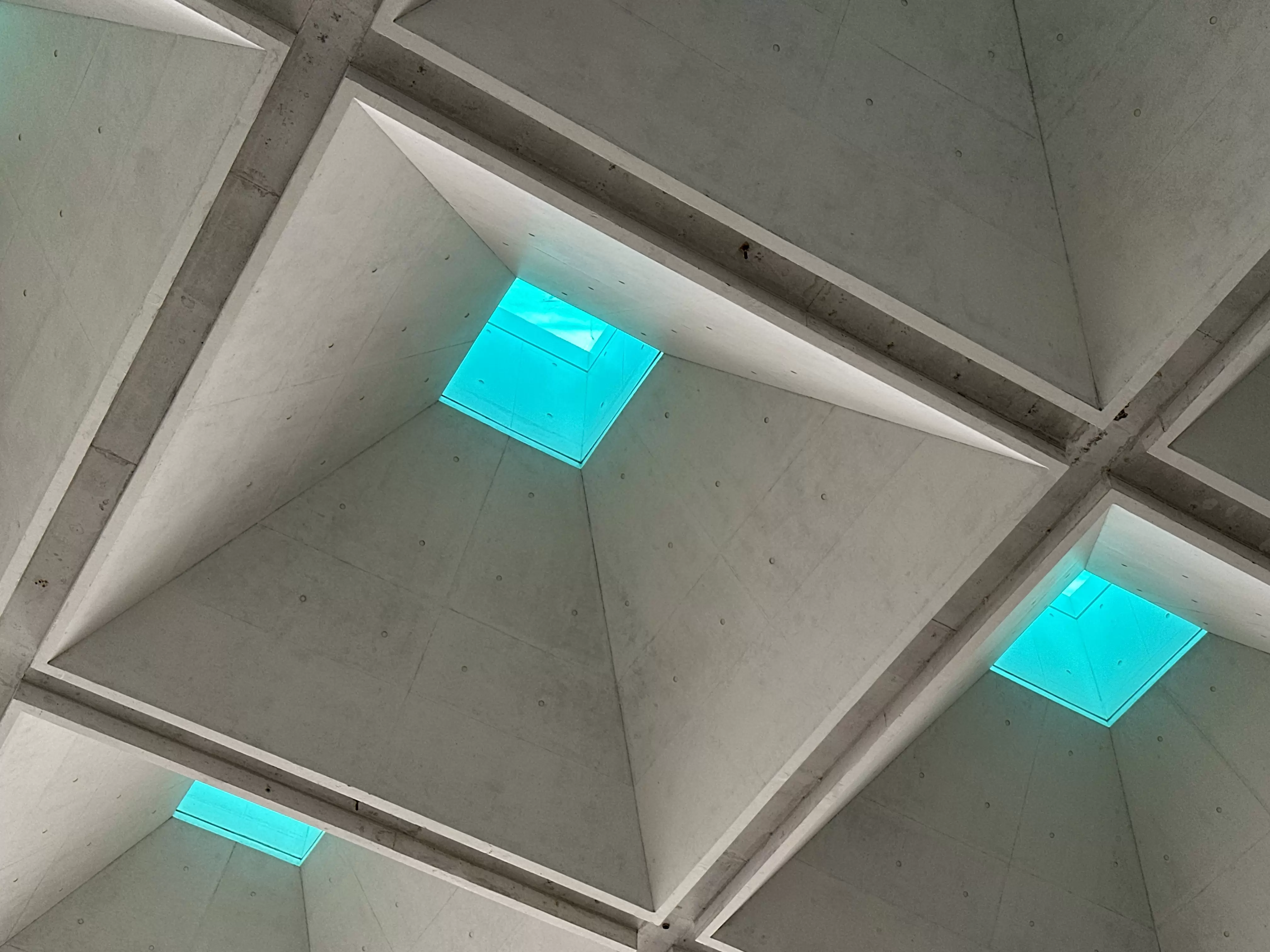 Complex geometries of white concrete